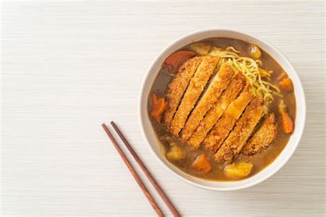 Fideos Ramen Al Curry Con Chuleta De Cerdo Frita Tonkatsu Estilo De