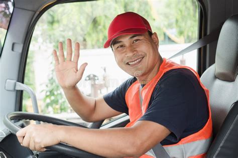 Motorista De Caminhoneiro Profissional Na Cabina De Caminh Es Semi