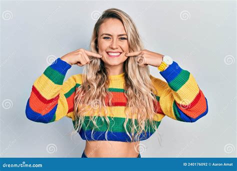 Schöne Junge Blonde Frau Mit Farbigem Pullover Fröhlich Zeigt Und Mit Fingern Und Mund