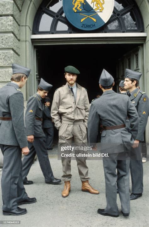 schweizer armee soldaten betrachten neue uniform news photo getty images