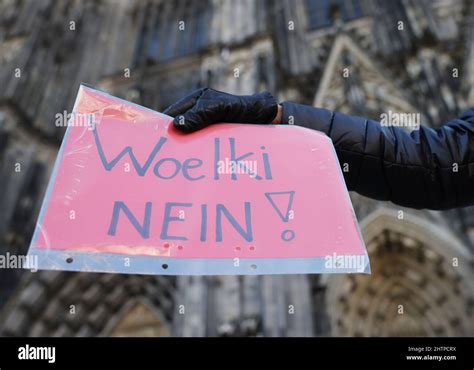 Köln Deutschland 02 März 2022 Eine Frau nimmt an einer Kundgebung