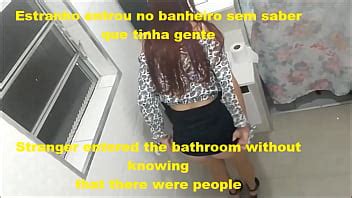 Novinha é fodida por um estranho no banheiro do barzinho XVIDEOS