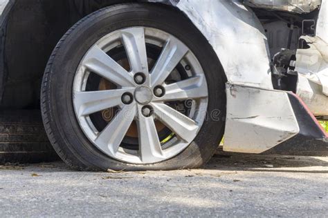 Pneu Quebrado Pneu Furado Após Carro Branco Frontal Danificado E