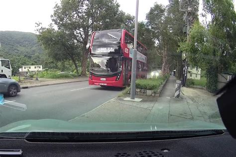 車cam直擊｜林村四驅車心急逆線爬頭 遇對頭車索性駛上行人路 66歲司機涉危險駕駛被捕 Am730