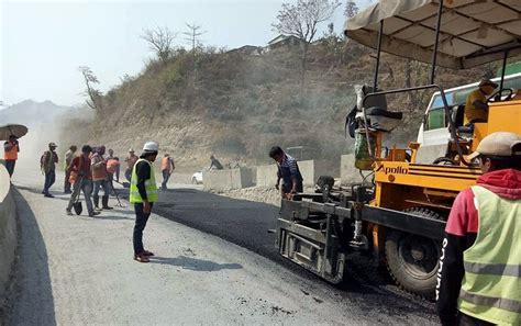 पोखरामुग्लिन सडक विस्तारअन्तर्गत कालोपत्रको काम सुरु