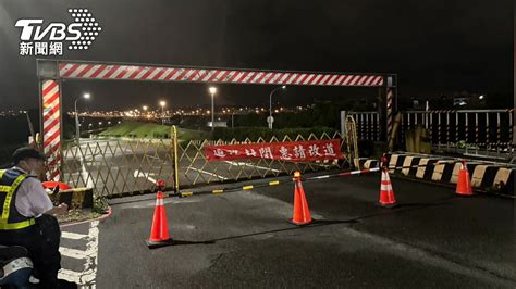 暗夜大雨！越堤道緊急封閉 警「赤腳泡水」站崗防誤闖│中央氣象局│雷雨│積水│tvbs新聞網