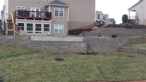 Swimming pool project with retaining walls and patio Clásico Jardín