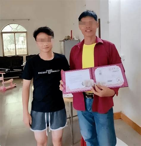 广东考生收到清华通知书，父亲大摆宴席炫耀！镇长：清华大学通知书怎么有错别字？曹湛老曹因为