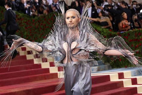 Met Gala Famosos Apostam Em Looks Ex Ticos No Tradicional Baile