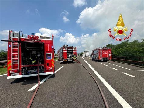 Incendio Di Un Autoarticolato Che Trasporta Merci Pericolose In A22