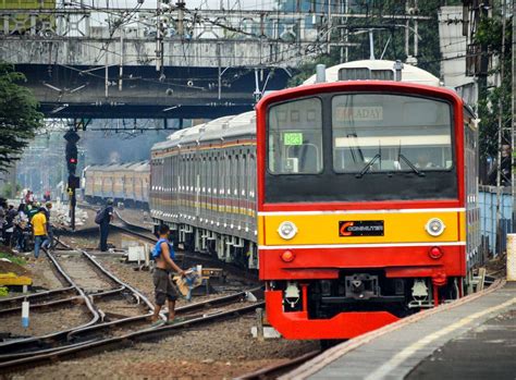 Krl Commuter Line Anjlok Di Manggarai