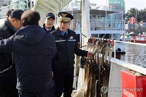 여객선 내 비상 탈출용 구명정 점검하는 김종욱 해양경찰청장 연합뉴스