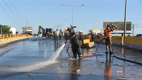 Proceso do Obras Públicas repara socavón provocado por fuga de