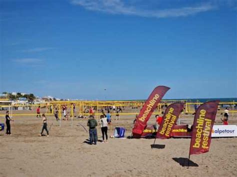 La Spiaggia Di Riccione Occupata Da Duecento Campi Da Beach Volley