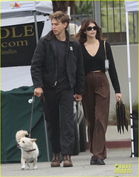 Photo Kaia Gerber Austin Butler Hold Hands Trip To Farmers Market 43