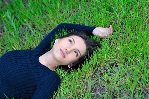 La Fille Nue Se Situant Dans Le Foin Et Se Masturbe Photo Stock Image