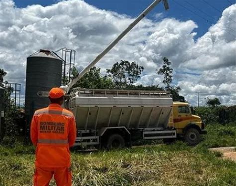 Pará de Minas Motorista morre eletrocutado após caminhão encostar em