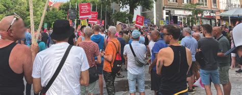 Un Village une résilience GAY GLOBE MÉDIA LE POINT