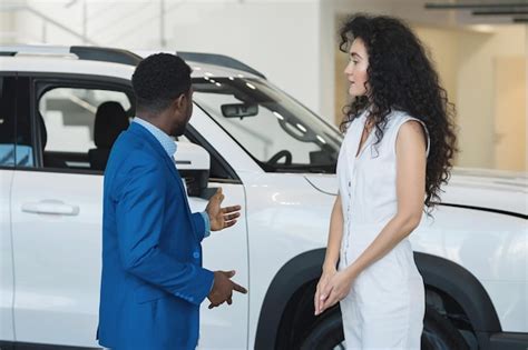 Une Vendeuse Aide Un Client Afro Am Ricain Choisir Sa Voiture Photo