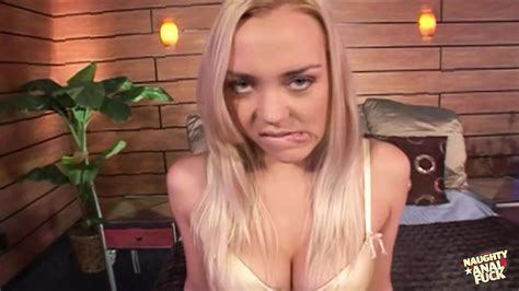 blonde Annette Schwarz ist ein bisschen nervös als sie auf ihre erste analszene erwartet