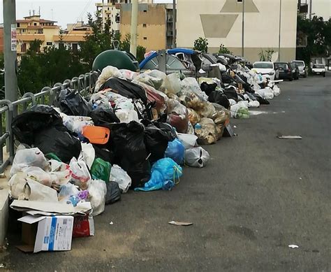 Reggio Calabria Emergenza Rifiuti A San Cristoforo Foto