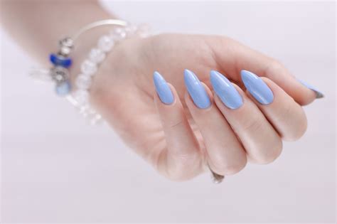 Baby blue nails Jak stylizować ten kolor na paznokciach Styl w