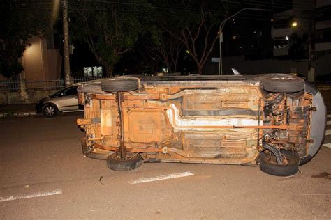 Acidente Na Rua Arthur Jorge Provoca Tombamento De Ve Culo Capital