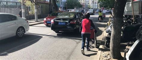 走着走着，这条路的非机动车道不见了旧城区步道新浪新闻