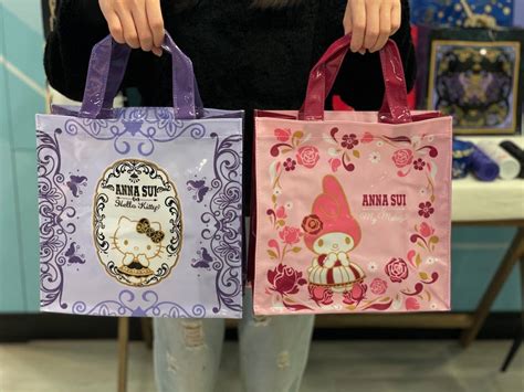 7 11推三麗鷗×anna Sui全店集點！kitty提袋、美樂蒂暖燭燈少女必收7 11、hello Kitty、anna Sui、全店集點