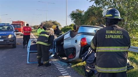 Volcó un auto en la autopista Rosario Santa Fe y sus dos ocupantes