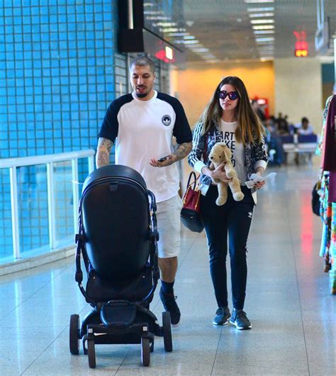 Foto Ex BBB Aline Gotschalg Embarcou Em Aeroporto Do Rio De Janeiro