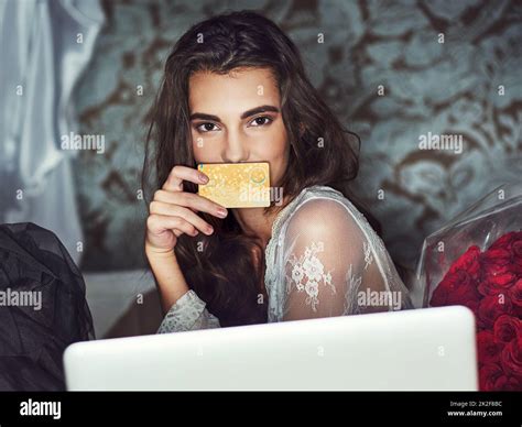 Je Ne Dis Pas Combien Je Pent Aujourdhui Portait Dune Belle Jeune Femme Qui Navigue Sur Son