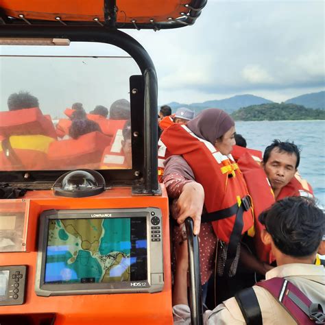 Evakuasi Korban Kebakaran Kmp Royce Di Alur Penyebrangan