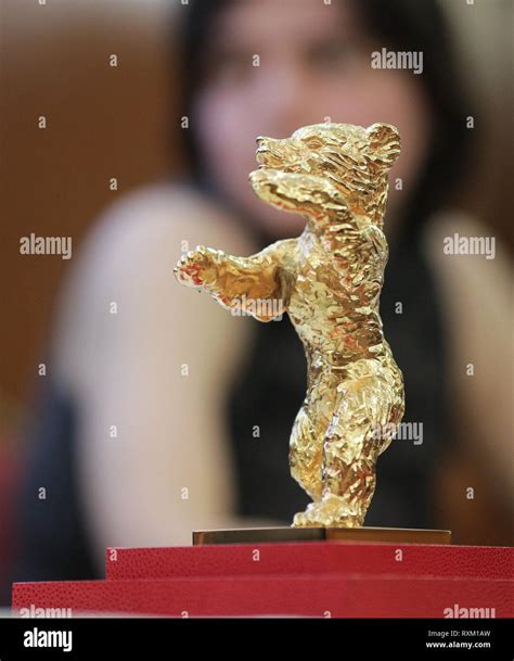 Golden bear statue hi-res stock photography and images - Alamy