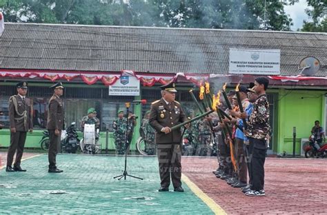 Kajati Harli Siregar Pimpin Upacara Taptu Dan Lepas Pawai Obor HUT Ke 78 RI