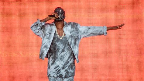 Kanye West Stops Show To Demand Wheelchair Bound Fan ‘get Up And Dance