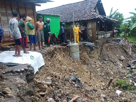 Hujan Deras Sebabkan Tanah Longsor Di Pajeng Gondang