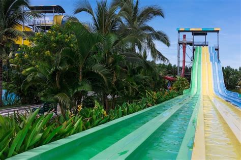 Toboganes de agua en parque acuático tropical | Foto Premium