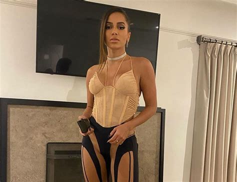 Anitta Posa De Biqu Ni Branco Fio Dental Ao Curtir Piscina