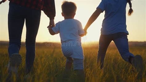 La Familia Se Extiende Por Todo El Campo Concepto De Infancia Feliz