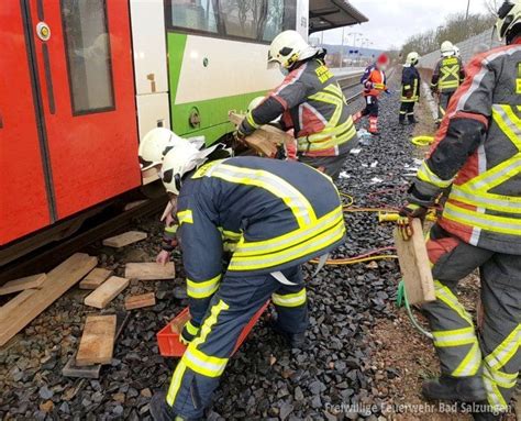 Person Unter Zug Technische Rettung Schwierig Freiwillige Feuerwehr