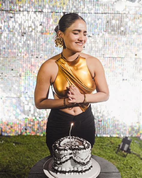 Saniya Iyappan Looks HOT In Her Birthday Bash Bigtvlive English