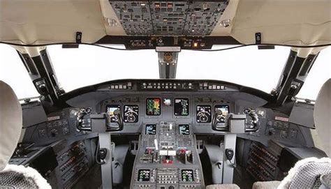 Jet Airlines: Bombardier Challenger 850 cockpit