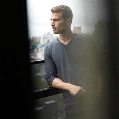 Theo James Brasil On Twitter Divergente Theo James Divergente Cuatro