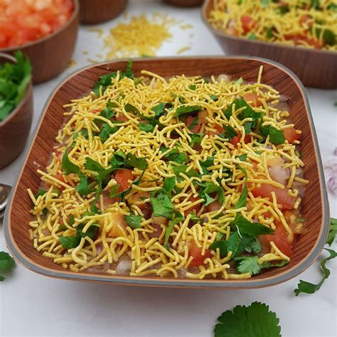 Masala Puri Chaat (Popular Street Food recipe) - Flavours Treat