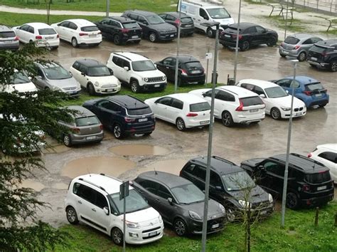 Polvere E Fango Nel Parcheggio Del Parco Di Via Matteotti Si Attende