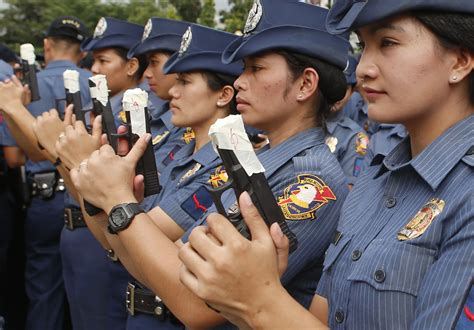 Philippines Police Tape Gun Muzzles to Ensure Safer Holidays