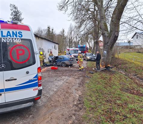 Bmw Uderzy O W Drzewo Jedna Osoba Nie Yje Zdj Cia Informacje Z