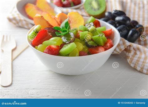 Bacia Salada De Fruto Deliciosa Na Tabela De Madeira Branca Foto De