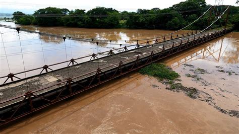 EL RÍO LEMPA DESBORDADO EN COLIMA ARRASTRANDO ARBOLES YouTube